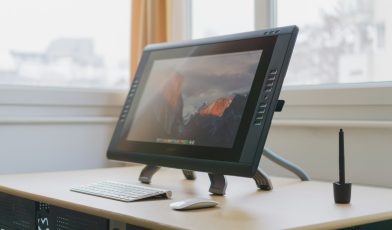 Monitor graficzny - co to? Niezbędne narzędzie dla profesjonalistów grafiki i fotografii