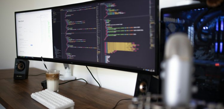 Monitor panoramiczny - co to? Przewodnik po zaletach i wadach szerokich ekranów