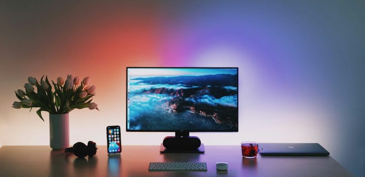 Monitor z głośnikami - co to? Wszystko, co musisz wiedzieć o wbudowanych głośnikach