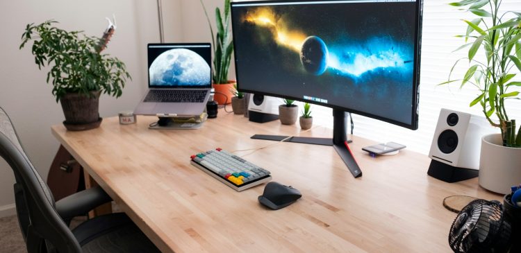Monitor zakrzywiony - co to? Wszystko, co musisz wiedzieć, zanim go kupisz!