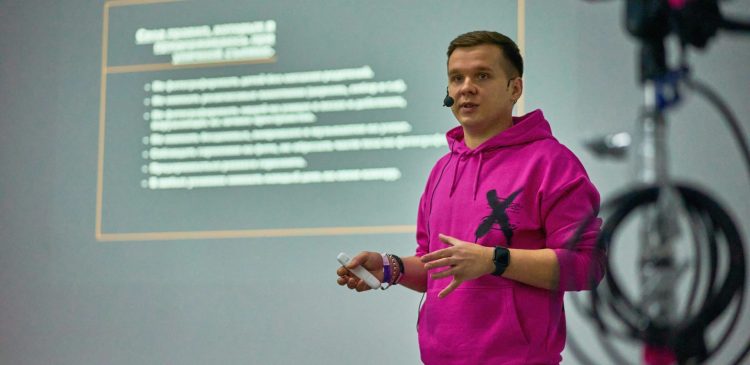 Mowa ciała w trakcie prezentacji - jak ją opanować? Kompletny przewodnik