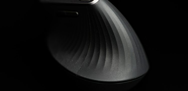 Mysz pionowa - co to? Zdrowie nadgarstków i komfort pracy przy komputerze