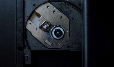 Napęd optyczny - co to? Wszystko, co musisz wiedzieć o jego działaniu, rodzajach i przyszłości