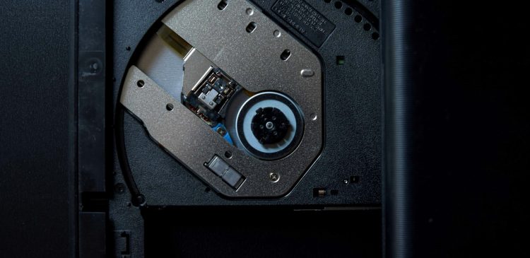 Napęd optyczny - co to? Wszystko, co musisz wiedzieć o jego działaniu, rodzajach i przyszłości