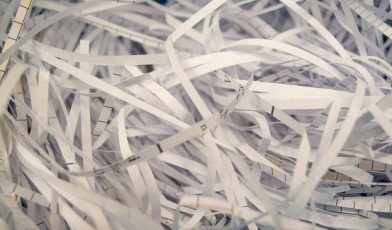 Niszczarka do dokumentów - co to? Przewodnik po bezpieczeństwie informacji