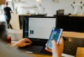 Outsourcing - co to jest? Przewodnik po definicjach, rodzajach i korzyściach