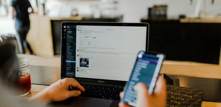 Outsourcing - co to jest? Przewodnik po definicjach, rodzajach i korzyściach