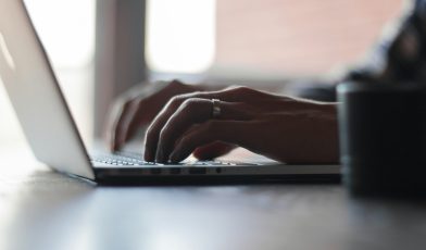 Parafraza - co to? Przewodnik po skutecznej parafrazowaniu i unikaniu plagiatu