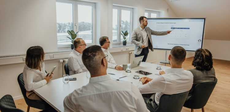 Pitch deck - co to? Jak stworzyć zwycięską prezentację dla inwestorów