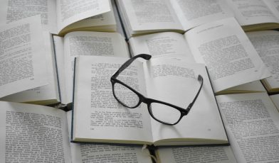 Plagiat - co to? Przewodnik po rodzajach, konsekwencjach i sposobach zapobiegania