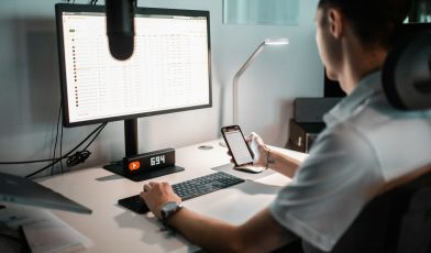 Prawidłowa postawa przy komputerze - jak zadbać o swój kręgosłup?