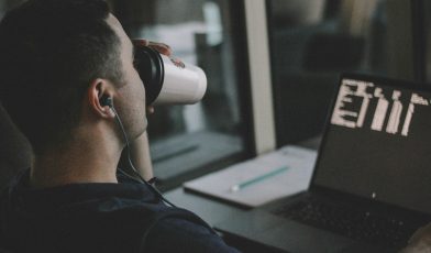 Programista PHP - kto to? Przewodnik po umiejętnościach, zarobkach i karierze