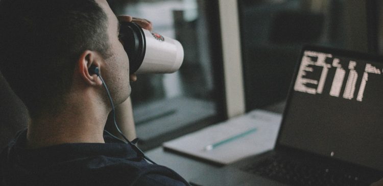 Programista PHP - kto to? Przewodnik po umiejętnościach, zarobkach i karierze