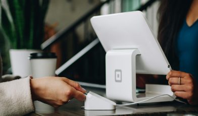 Rachunek czy faktura? Kluczowe różnice i kiedy używać którego dokumentu