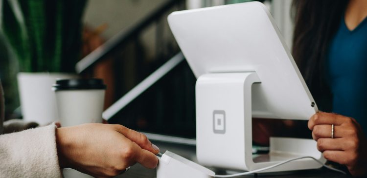 Rachunek czy faktura? Kluczowe różnice i kiedy używać którego dokumentu