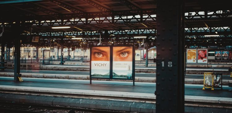 Reklama ambientowa - co to? Przewodnik po kreatywnym marketingu, który zaskakuje i angażuje