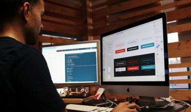 Senior Frontend Developer - kim jest? Przewodnik po umiejętnościach, zarobkach i ścieżce kariery
