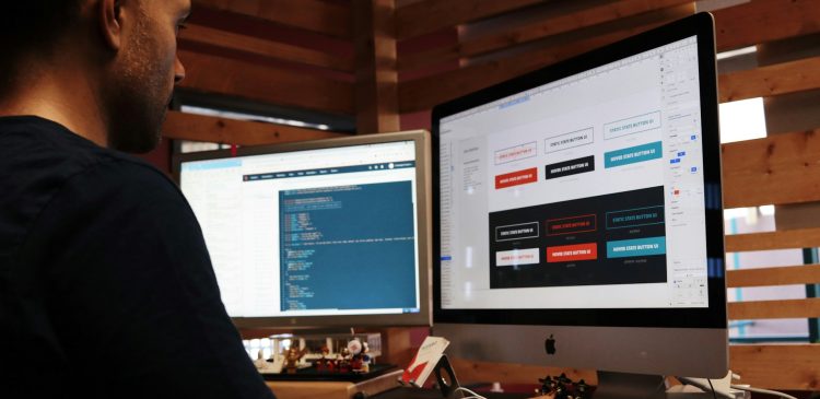Senior Frontend Developer - kim jest? Przewodnik po umiejętnościach, zarobkach i ścieżce kariery