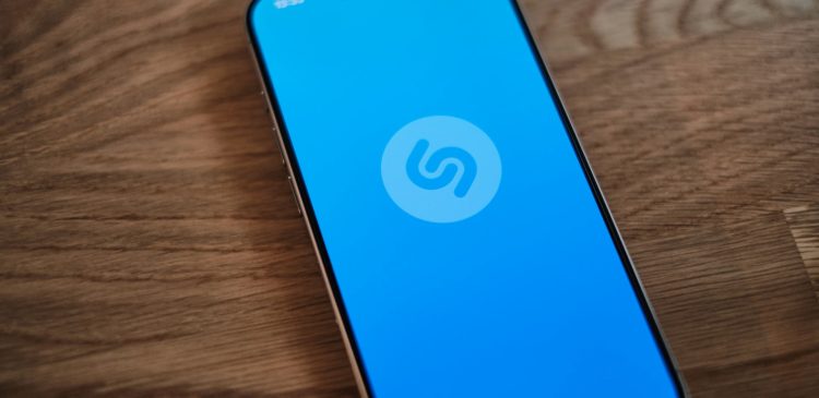 Shazam - co to? Przewodnik po aplikacji do rozpoznawania muzyki