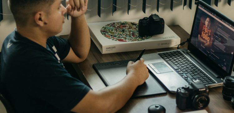 Tablet graficzny - co to jest, jak działa i jak wybrać najlepszy?