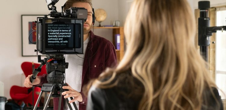 Teleprompter - co to? Przewodnik dla profesjonalnych prezentacji