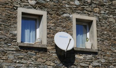 Telewizja satelitarna - co to jest i jak działa? Kompletny przewodnik