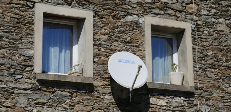 Telewizja satelitarna - co to jest i jak działa? Kompletny przewodnik