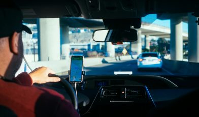 Uber - co to za firma? Od przewozów na żądanie do globalnej platformy mobilności