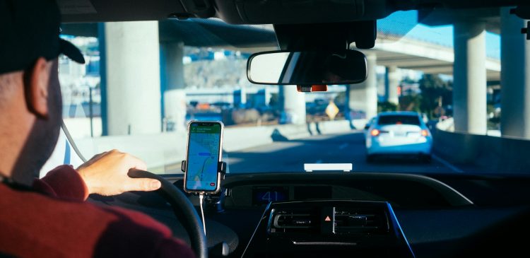 Uber - co to za firma? Od przewozów na żądanie do globalnej platformy mobilności