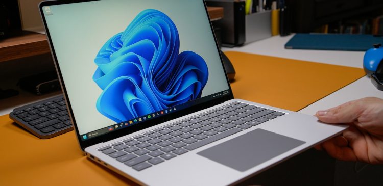 Ultrabook - co to? Twój przewodnik po smukłych, lekkich i mocnych laptopach