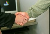 Umowa sprzedaży - co to jest i co powinno zostać w niej zawarte? Przewodnik
