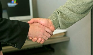 Umowa sprzedaży - co to jest i co powinno zostać w niej zawarte? Przewodnik