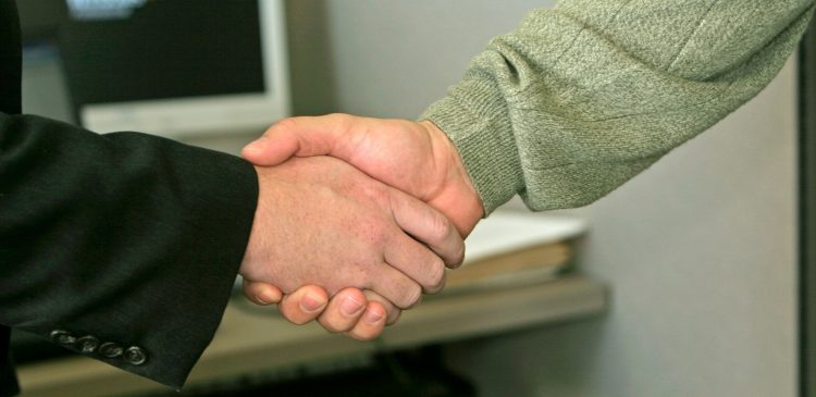 Umowa sprzedaży - co to jest i co powinno zostać w niej zawarte? Przewodnik