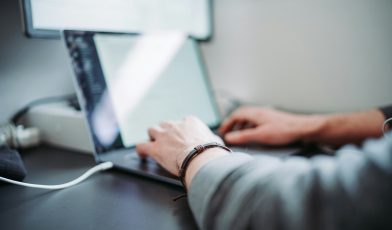 Usługi elektroniczne - czym są, jak działają i jakie korzyści przynoszą?