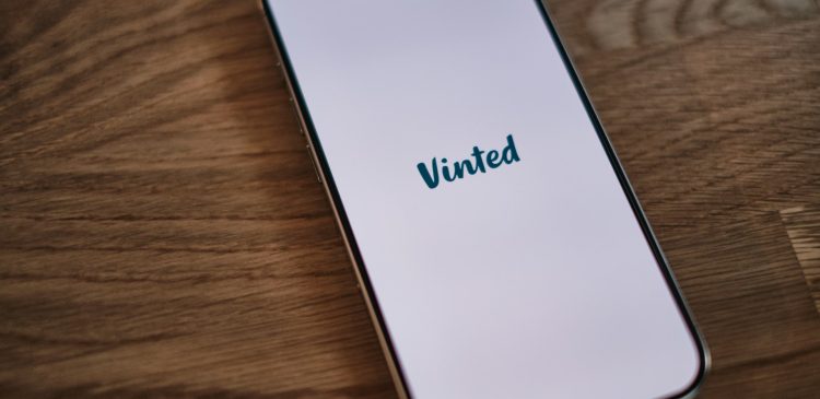 Vinted - co to? Przewodnik po świecie mody z drugiej ręki