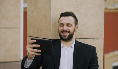 Viral - co to? Przewodnik po zjawisku, które porywa sieć