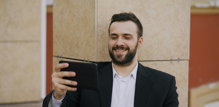 Viral - co to? Przewodnik po zjawisku, które porywa sieć
