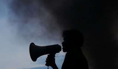 Whistleblowing - co to? Przewodnik po zgłaszaniu nieprawidłowości i ochronie sygnalistów