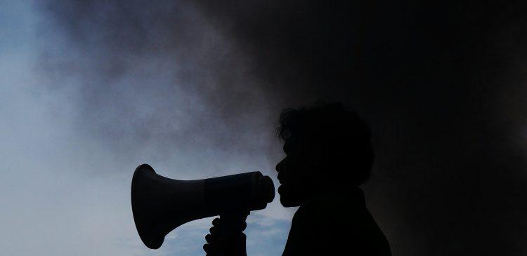 Whistleblowing - co to? Przewodnik po zgłaszaniu nieprawidłowości i ochronie sygnalistów