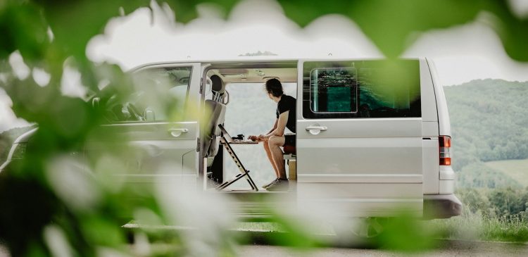 Workation - co to jest i jak zacząć? Przewodnik po pracy i wakacjach