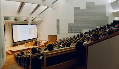 Wykład - co to? Przewodnik po definicji, rodzajach i roli w edukacji