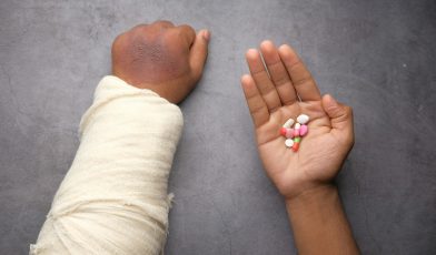 Wypadek przy pracy - co to? Przewodnik po definicji, przyczynach, skutkach i świadczeniach