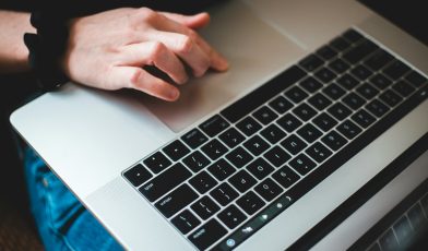 AI SLOP - co to? Jak rozpoznać i walczyć z zalewem treści generowanych przez AI?