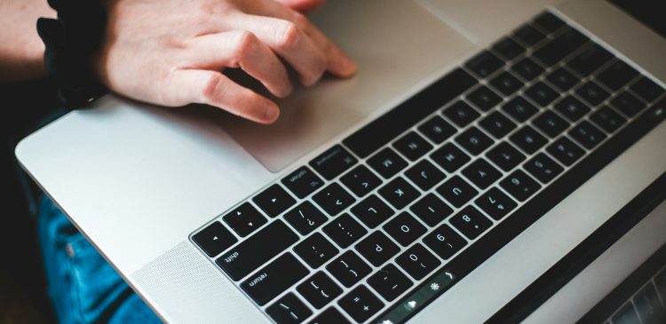 AI SLOP - co to? Jak rozpoznać i walczyć z zalewem treści generowanych przez AI?