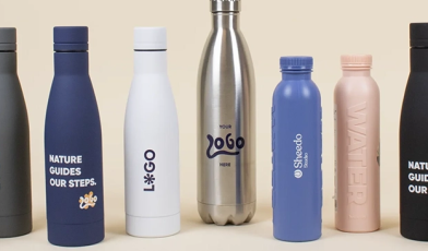 Butelki z logo - co to? Twój sposób na reklamę, która działa i buduje wizerunek