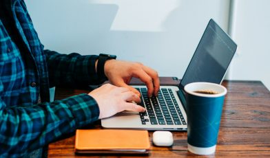 Freelancer SEO - czym się zajmuje i jak wygląda jego praca na co dzień?