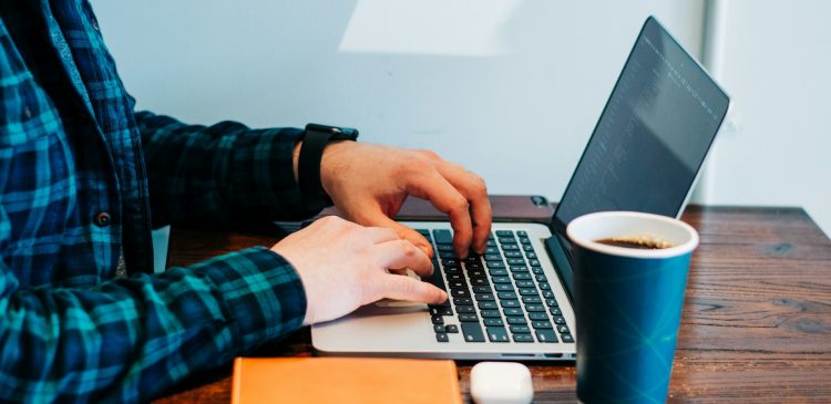 Freelancer SEO - czym się zajmuje i jak wygląda jego praca na co dzień?