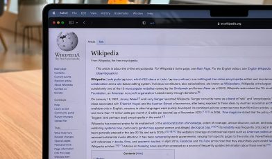 Jimmy Wales - kim jest wizjoner stojący za Wikipedią i orędownik otwartej wiedzy?