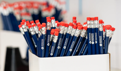 Ołówki z logo - co to? Poznaj kreatywny gadżet reklamowy, który zawsze zostaje w ręku klienta