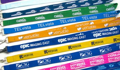 Smycze z logo firmy - co to? Twój przewodnik po niezawodnym narzędziu marketingowym